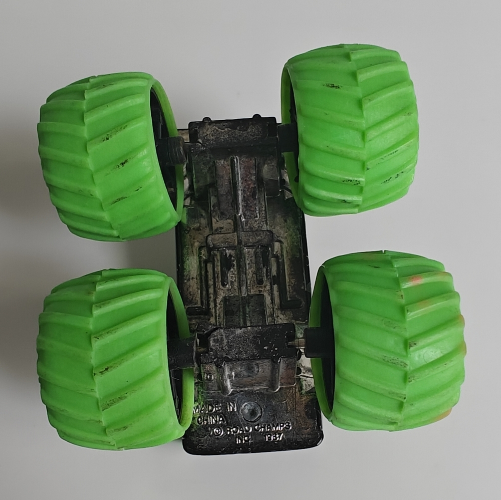 Road Champs Monster Truck 1987 Vintage Black Chevy? Truck Neon Green Wheels - Picture 4 of 5